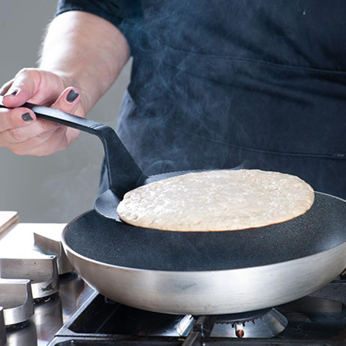 Fackelmann Spatola da cucina, paletta per frittate, uova, pancake, omelette, lavabile in lavastoviglie, materiale in nylon, fino a 220 °C, dimensioni 35 cm