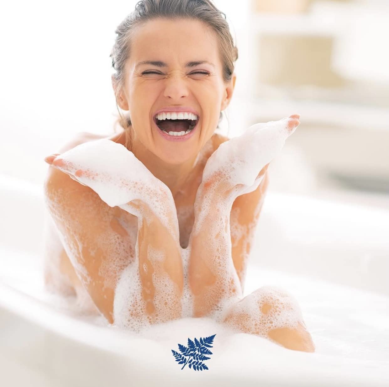 Felce Azzurra - Bagnoschiuma Profumato Sali Marini, Bagno Schiuma Detergente Delicato Idratante per Pelle Morbida, Note Fresche di Te Bianco e Patchouli, Bagnodoccia Dermatologicamente Testato, 650 ml