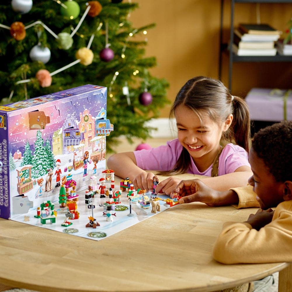 LEGO 41706 Friends Calendario dell'Avvento, Set 2022, 24 Giochi Creativi Natalizi con Babbo Natale, Pupazzo di Neve e Renne, Regalo Festivo per Bambini