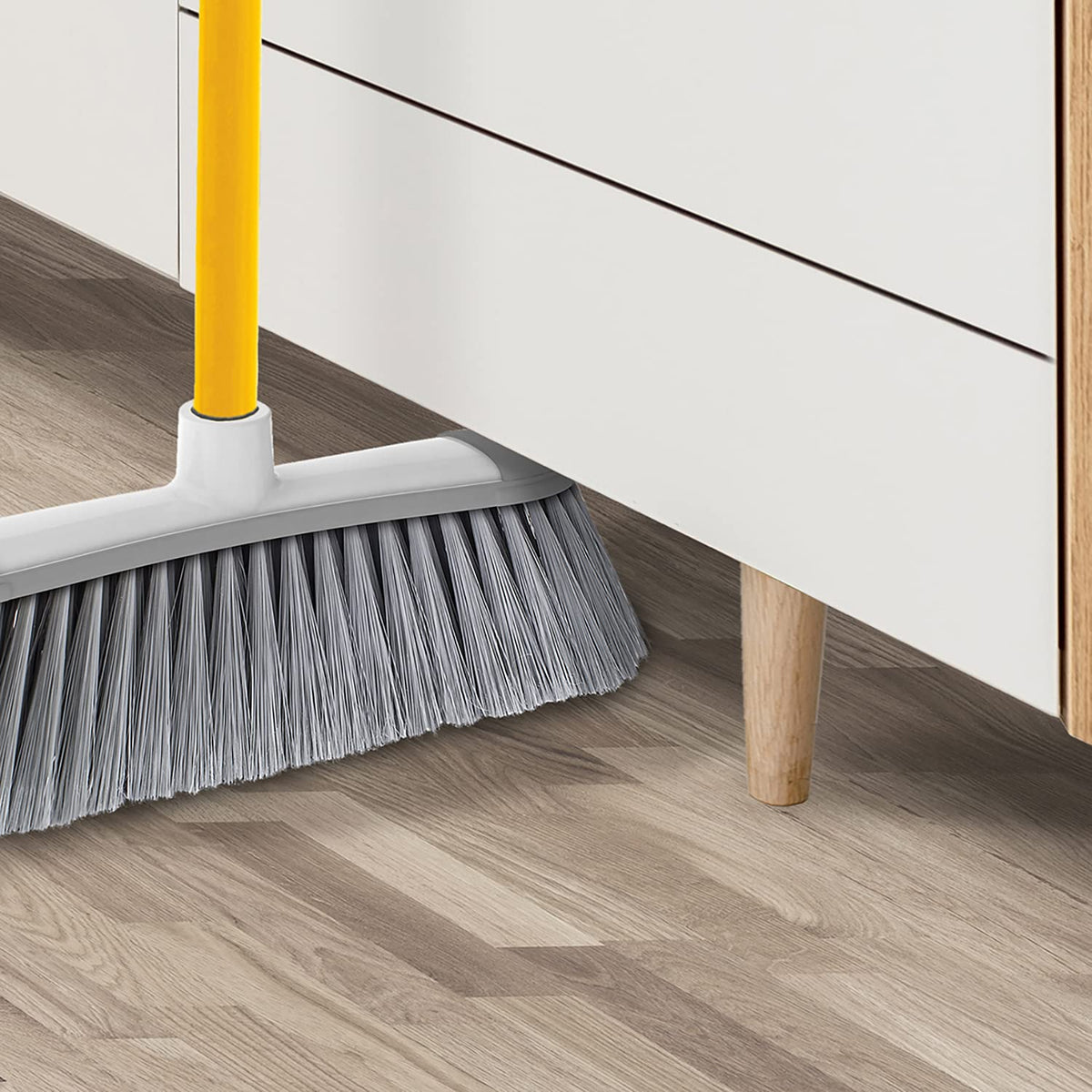 Apex Scopa per Interni Agile con Doppio Paracolpi – Setole Extra Morbide, Design Compatto, Protegge Mobili e Pareti – 32x5x12 cm