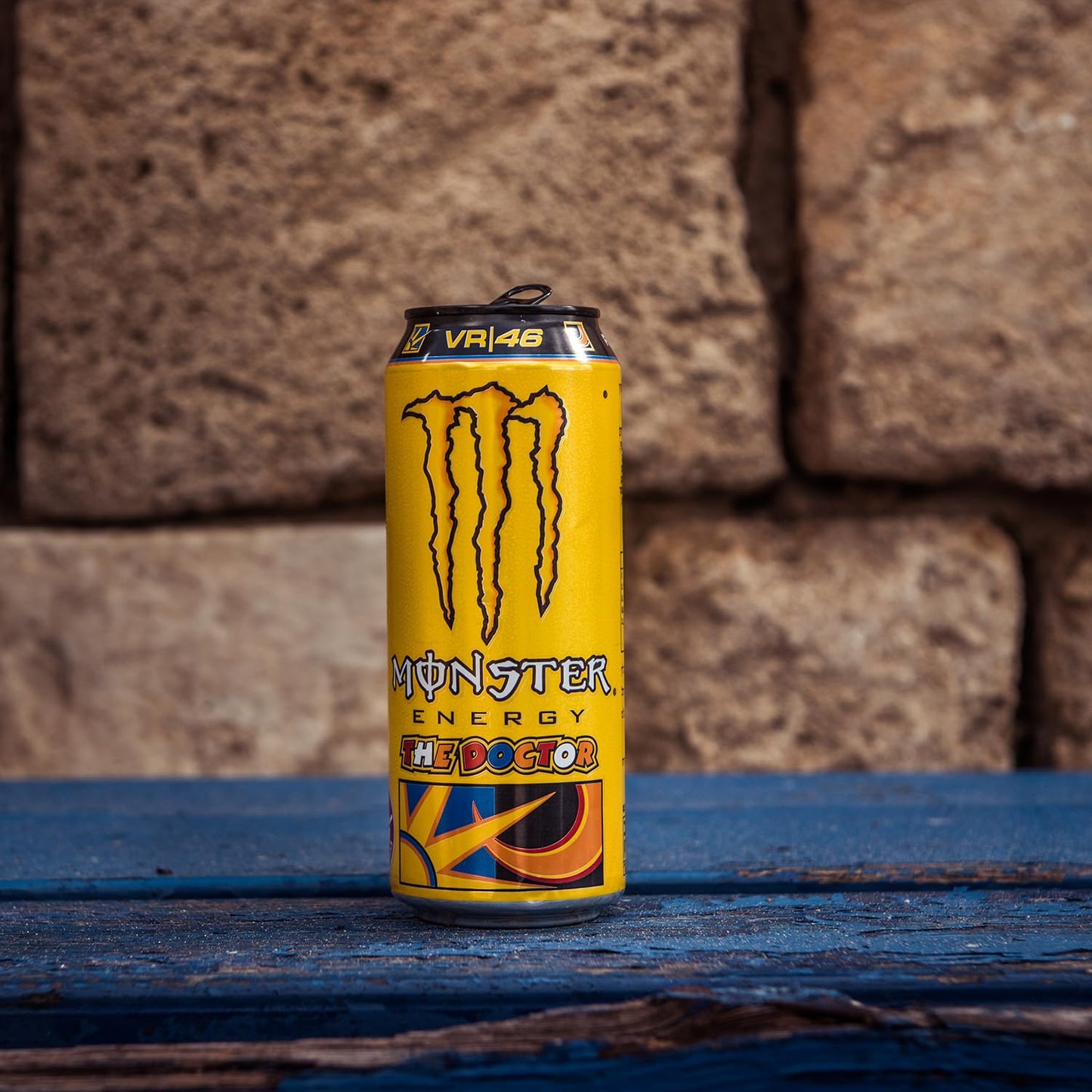 Monster Energy The Doctor – 12 Lattina da 500 ml, Energy Drink in Collaborazione con Valentino Rossi, Bevanda Energetica al Gusto Leggero e Rinfrescante di Agrumi