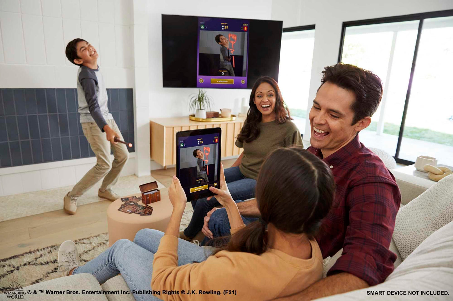 Mattel Games, Pictionary Air Harry Potter - Gioco per disegnare in aria con la penna a forma di bacchetta magica, 112 carte double-face con parole da indovinare, 8+ anni, Versione Italiana, HDC63