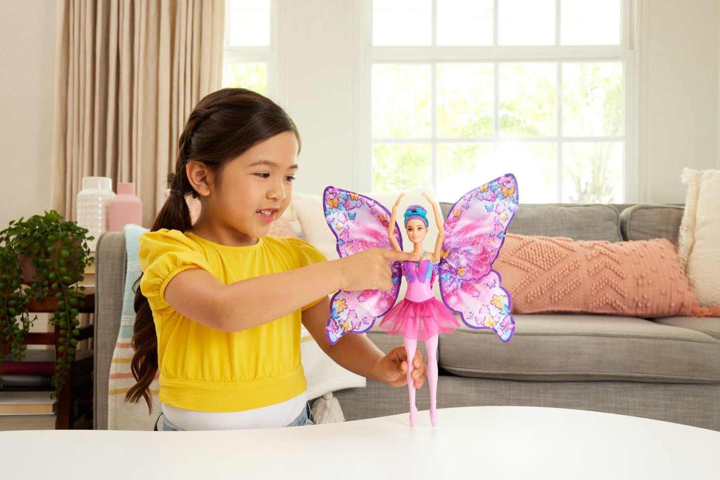 Barbie - Ali Scintillanti, bambola dai capelli viola, trasformazione 2 in 1 da ballerina a farfalla con ali apribili, cerchietto e tutù rimovibile inclusi, giocattolo per bambini, 3+ anni, HXJ10