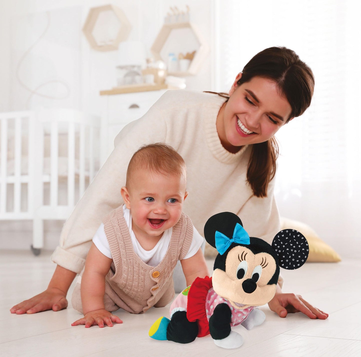 Clementoni Disney Baby Baby Minnie Gattona con Me, Minni Peluche per Imparare a Gattonare, Gioco Prima Infanzia Bambini 6-36 Mesi, Insegna Numeri e Versi degli Animali, Lingua Italiana, 17992