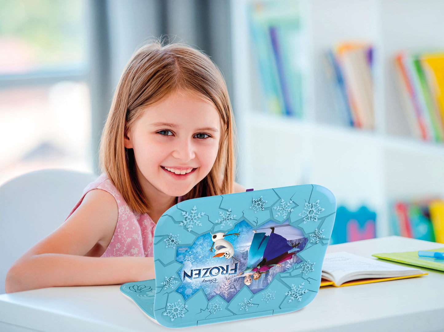 Clementoni - Computer Kid Frozen Laptop Educativo Bambini 4+ Anni, 30 attività Educative, Gioco Elettronico per Imparare Lettere, Numeri, Musica e Logica, Batterie Incluse, Lingua Italiana, 16823