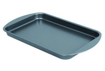 Teglia Rettangolare Sfornatutto In Alluminio Antiaderente 99,5%. Prodotto Di Altissima Qualità, Materiale In Conformità Alle Normative Per L'Utilizzo Al Contatto Con Gli Alimenti. Con Pratico Appendibile.
