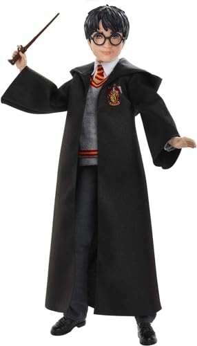 Harry Potter FYM50 - Bambola da collezione con uniforme di Hogwarts, vestaglia e parete di Grifondoro