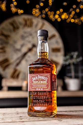 Jack Daniel’s Triple Mash - Whiskey Premium miscelato, nato dal legame di tre Whiskey premium.Note di miele, malto d’orzo e rovere morbido. Vol. 50% - 70cl