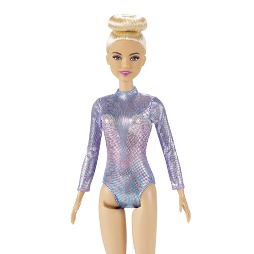 Barbie Puppe rhythmische Sportgymnastin (ca. 30 cm) mit schillerndem Metallic-Gymnastikanzug, 2 Keulen und Band, tolles Geschenk für Kinder ab 3 Jahren