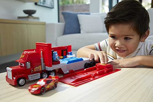Mattel Disney Pixar Cars - Mack Trasformabile Playset, Giocattolo 2 in 1 con Camion e Officina per la Messa a Punto, con Lanciatore, Ponte, Giocattolo per Bambini 3+ Anni
