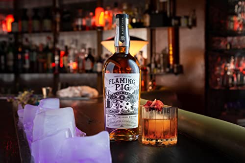FLAMING PIG Black Cask | Irish Whiskey - 700 ml | Distillato artigianalmente | Godetevi l'autentico sapore irlandese maturato per 6 mesi in botti bruciate.