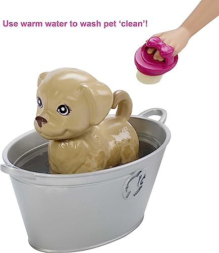 Barbie Cuccioli Cambia Colore, Playset con Bambola e Due Cuccioli Che Cambiano Colore con l'Acqua, Giocattolo per Bambini 3+ Anni, FXH11