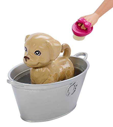 Barbie Cuccioli Cambia Colore, Playset con Bambola e Due Cuccioli Che Cambiano Colore con l'Acqua, Giocattolo per Bambini 3+ Anni, FXH11