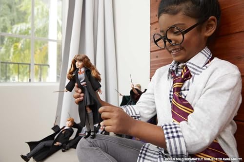 Harry Potter Hermione Granger Collectible Doll (1-in) con uniforme di Hogwarts, vestito e parete di Grifondoro