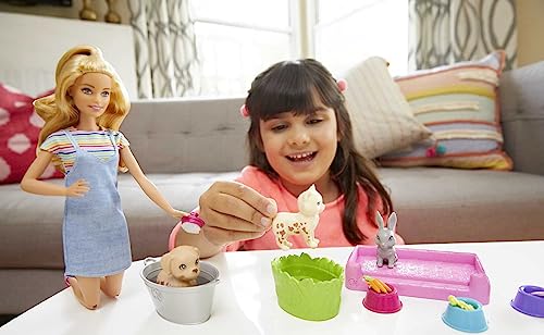 Barbie Cuccioli Cambia Colore, Playset con Bambola e Due Cuccioli Che Cambiano Colore con l'Acqua, Giocattolo per Bambini 3+ Anni, FXH11