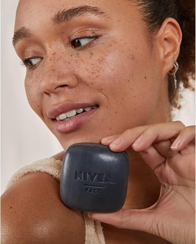 NIVEA NATURALLY CLEAN Scrub Viso Solido Pulizia Profonda 75 g, Peeling viso 100% naturale con Carbone Attivo e Acido Citrico, Scrub detergente viso con formula vegana