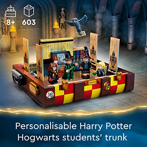 LEGO 76399 Harry Potter Hogwarts Magico Bagagli Set con Colori Casa, Giocattolo Personalizzabile Idea Regalo con Minifigure del Film