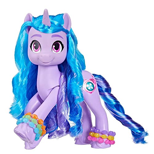 My Little Pony Izzy Moonbow Rivela Il Tuo Luccichio dalla Serie Make Your Mark, Pony da 20 cm con Musica e luci per Bambine e Bambini