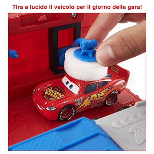 Mattel Disney Pixar Cars - Mack Trasformabile Playset, Giocattolo 2 in 1 con Camion e Officina per la Messa a Punto, con Lanciatore, Ponte, Giocattolo per Bambini 3+ Anni