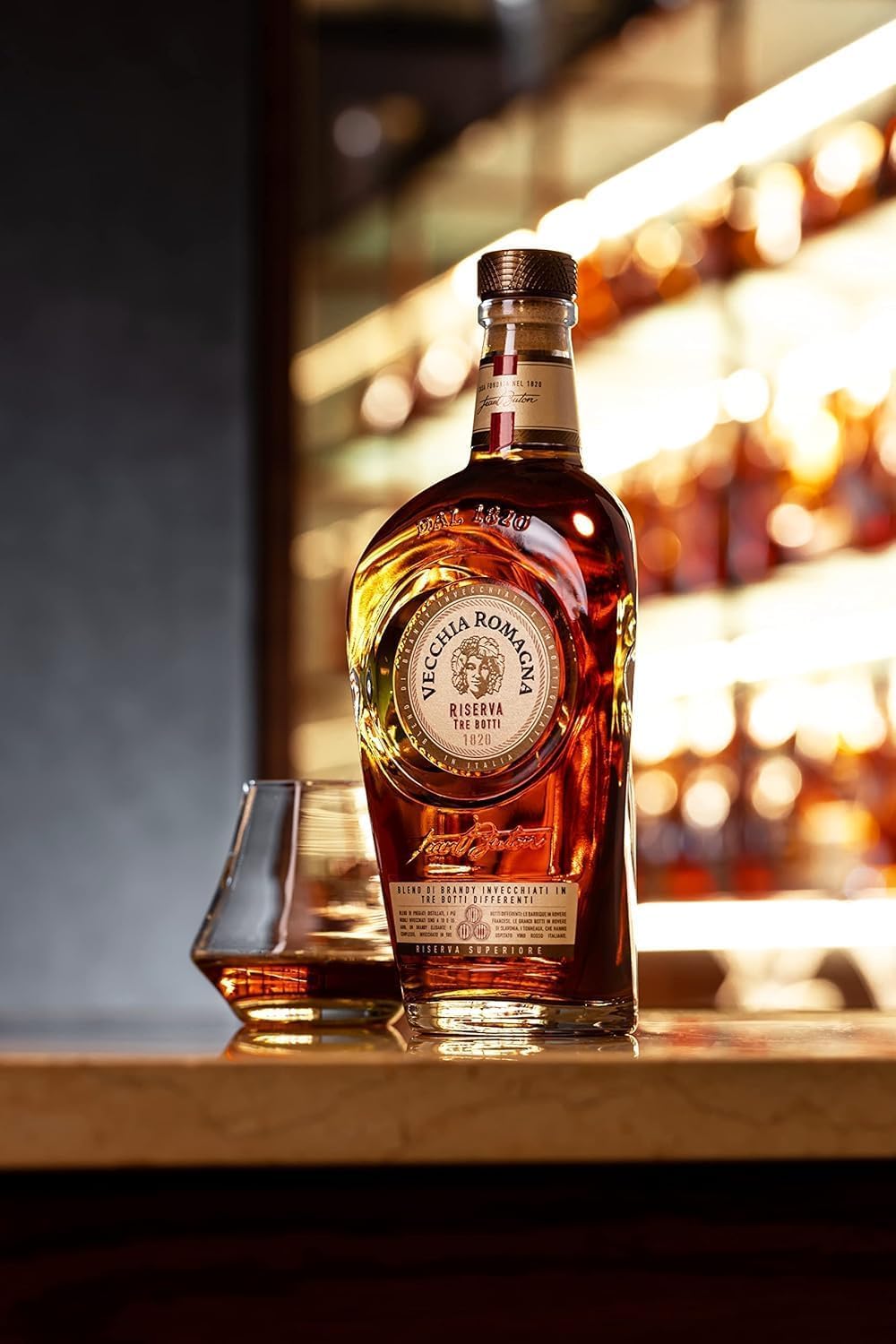 Vecchia Romagna Riserva Tre Botti 70cl – Blend di distillati invecchiati in tre botti differenti, gusto ricco e intenso. 40,8% vol.