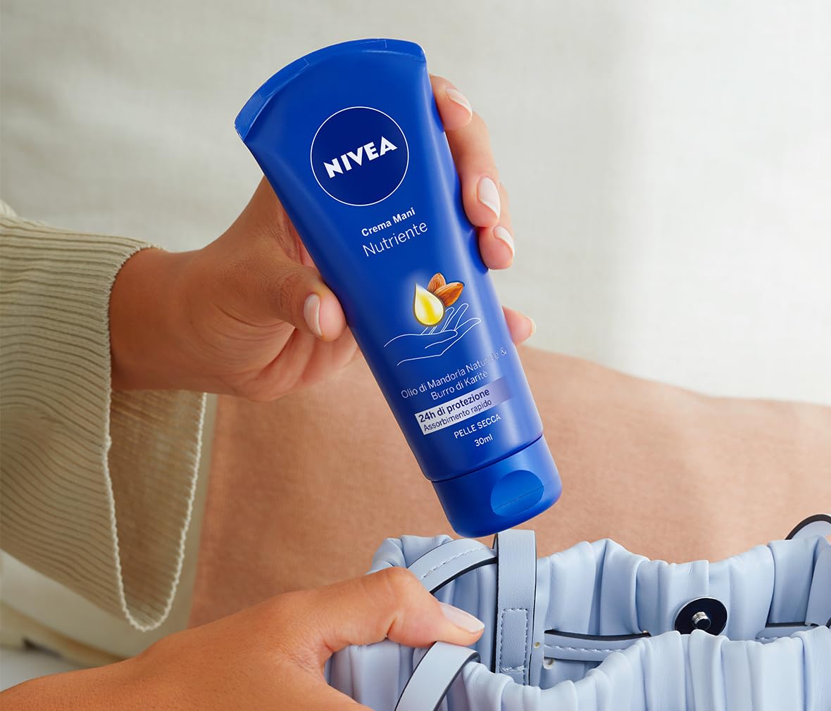 Nivea Crema Mani Nutriente Idratante con Olio di Mandorla e Burro di Karité per Pelle Secca Assorbimento Rapido - 4 Flaconi da 100ml