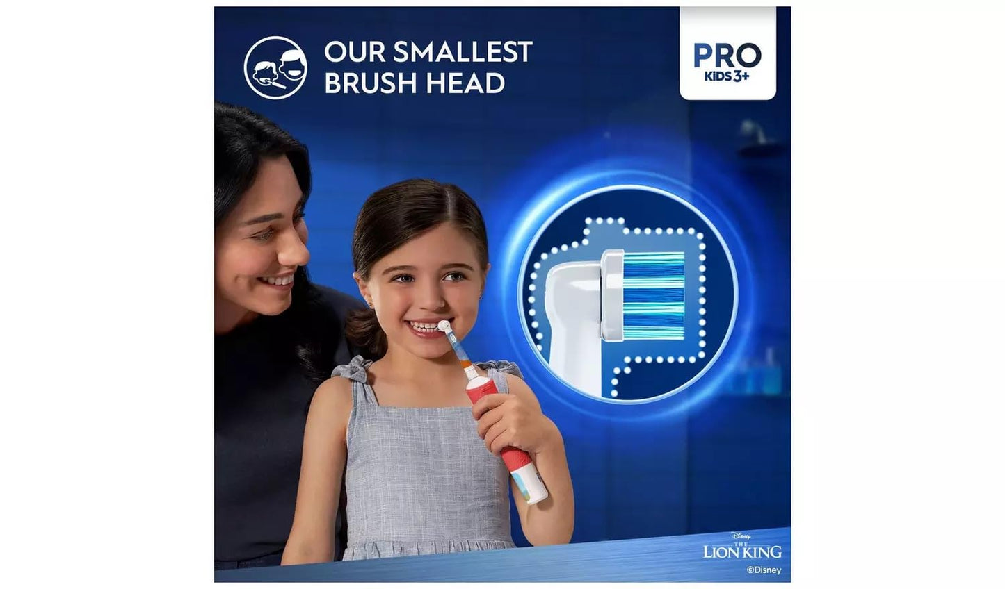 Oral-B Pro Kids König der Löwen - Spazzolino elettrico per bambini dai 3 anni in su, con modalità Sensitiv+ per la cura dei denti, setole extra morbide, 1 testina di ricambio, 4 adesivi