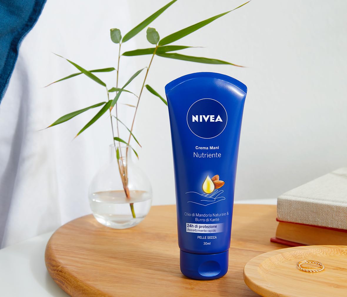 Nivea Crema Mani Nutriente Idratante con Olio di Mandorla e Burro di Karité per Pelle Secca Assorbimento Rapido - 4 Flaconi da 100ml