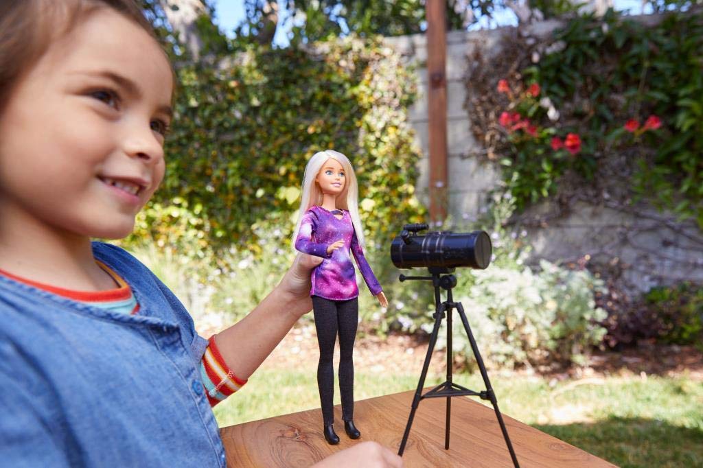 Barbie Carriere Astrofisica, Bambola Bionda con Telescopio e Accessori, Ispirata da National Geographic, Giocattolo per Bambini 3 + Anni, GDM47