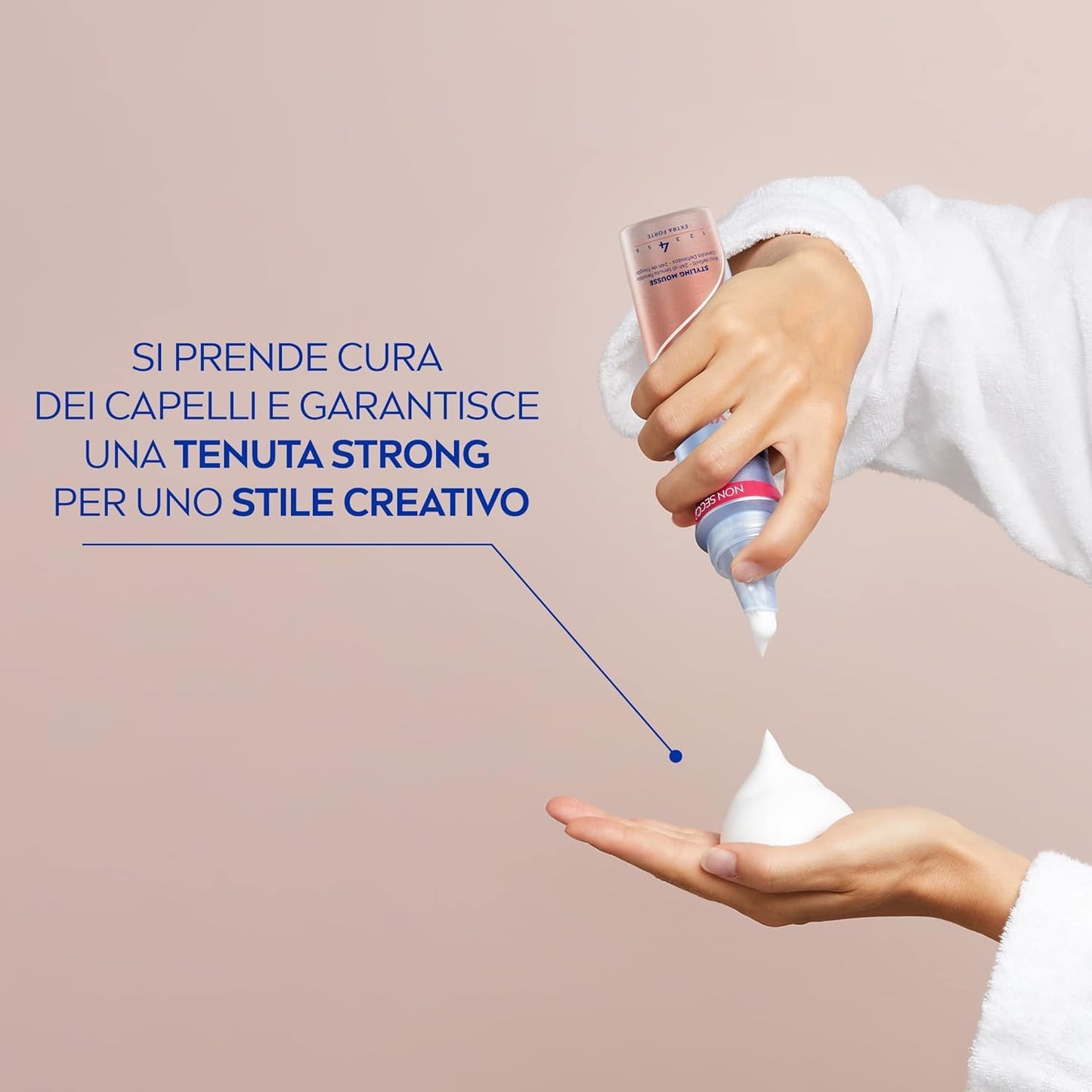 NIVEA Styling Mousse Flexible Curls&Care 4 x 150 ml, Spuma capelli ricci Extra Strong, Schiuma capelli con Vitamina B3, Mousse ricci che dona luminosità e morbidezza