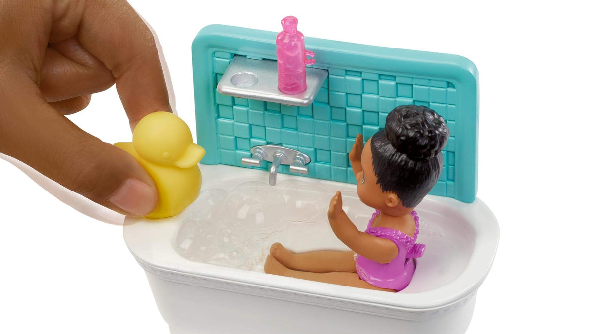 Barbie Bambola Skipper con Vasca da Bagno, Bambina Che Muove Le Braccia e Accessori