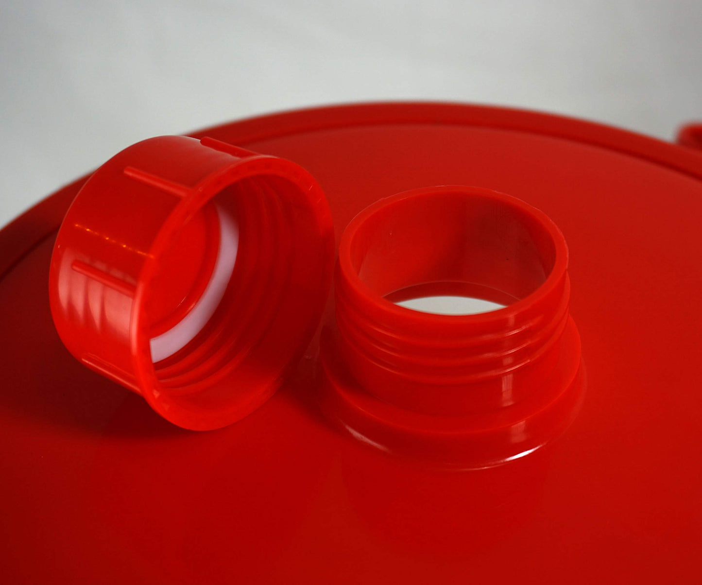Bottiglione in plastica (HDPE), quadrato con collo largo e rubinetto, capacità 50 Lt, maniglie laterali in plastica e tappo a vite (incluso)
