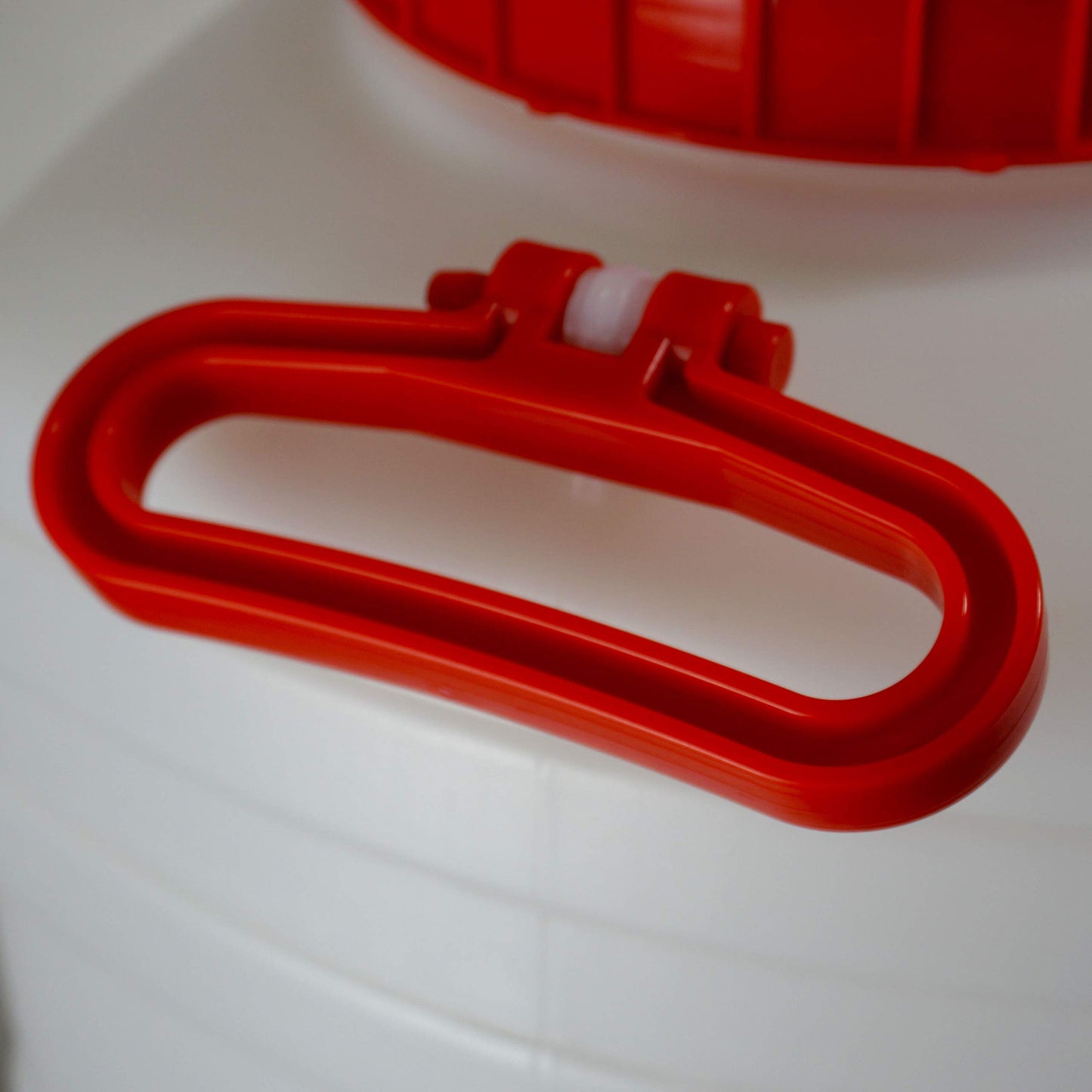 Bottiglione in plastica (HDPE), quadrato con collo largo e rubinetto, capacità 50 Lt, maniglie laterali in plastica e tappo a vite (incluso)