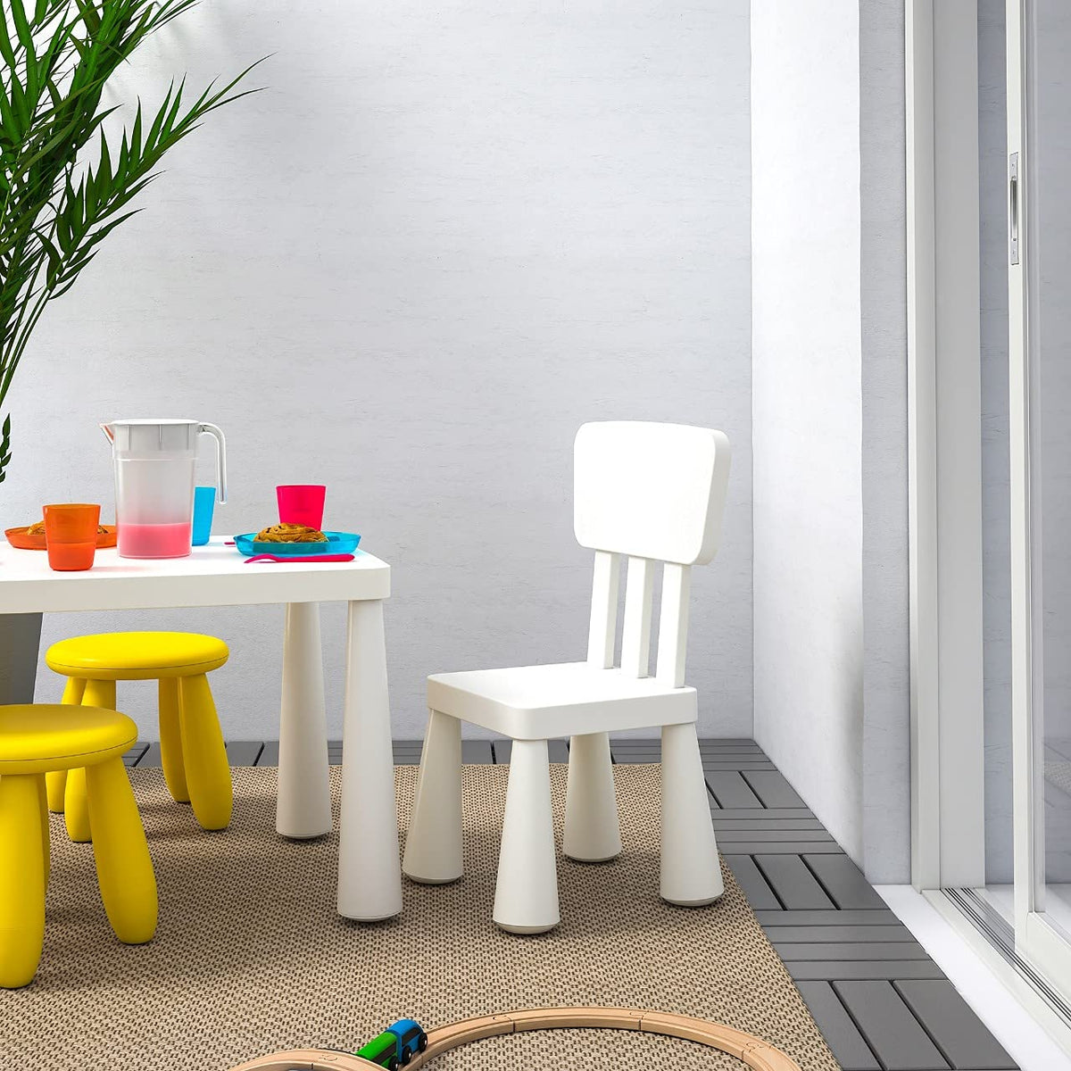 Ikea Mammut - Tavolo per bambini, per esterni, con 2 sedie, colore: Bianco