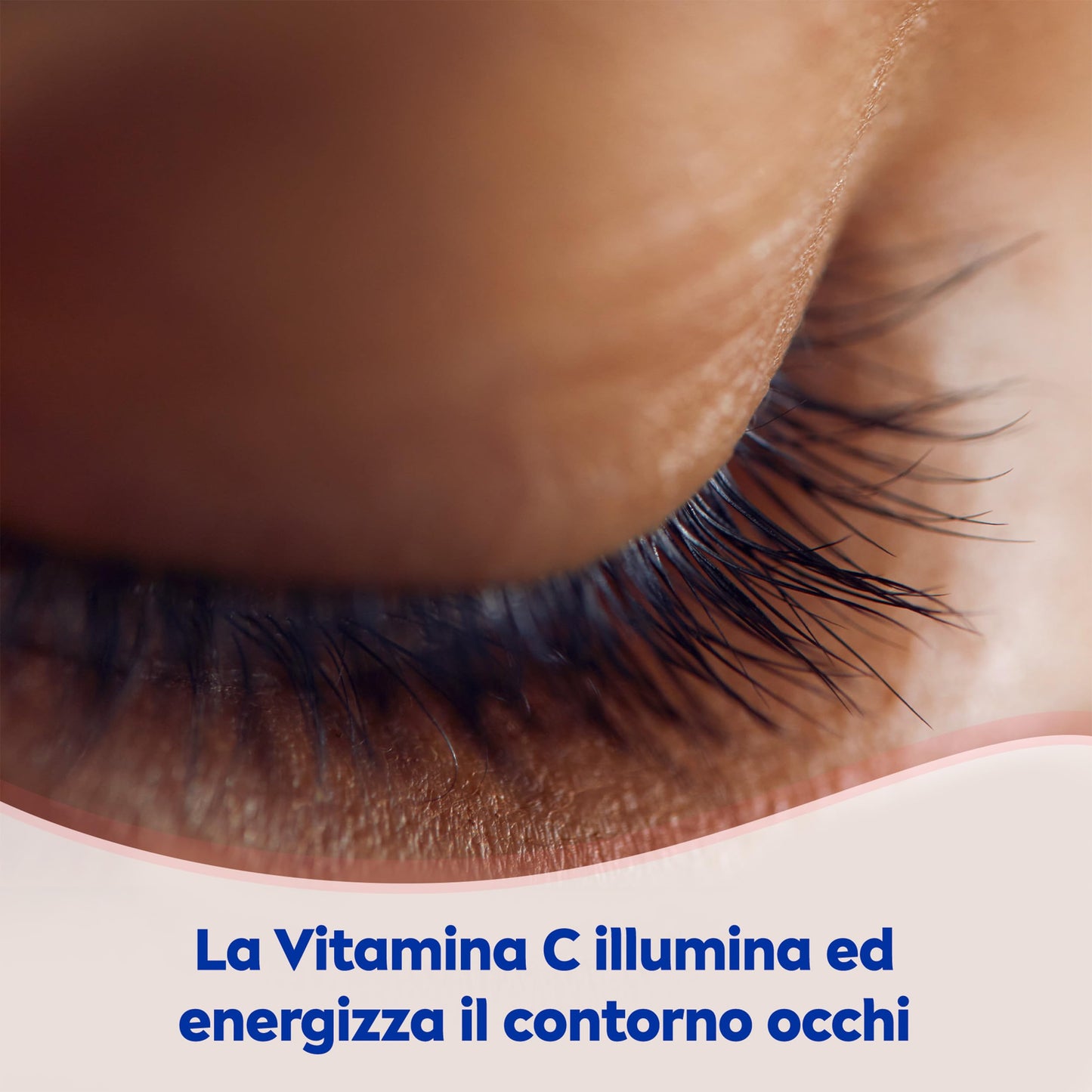 NIVEA Struccante Occhi Bifase Illuminante Waterproof 125 ml, Struccante bifasico per gli occhi arricchito con vitamina C energizzante, Olio struccante bifase per il trucco waterproof