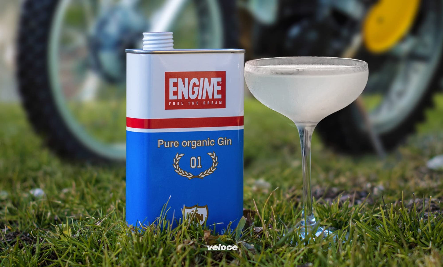 GIN ENGINE PACK, nr.1 latta Engine cl.50 + nr.6 Bicchieri in metallo + nr.1 Ice Bucket in metallo,il gin delle Langhe,"Pure Organic Gin",il gin artigianale 100% italiano e biologico,il Gin in Tanica