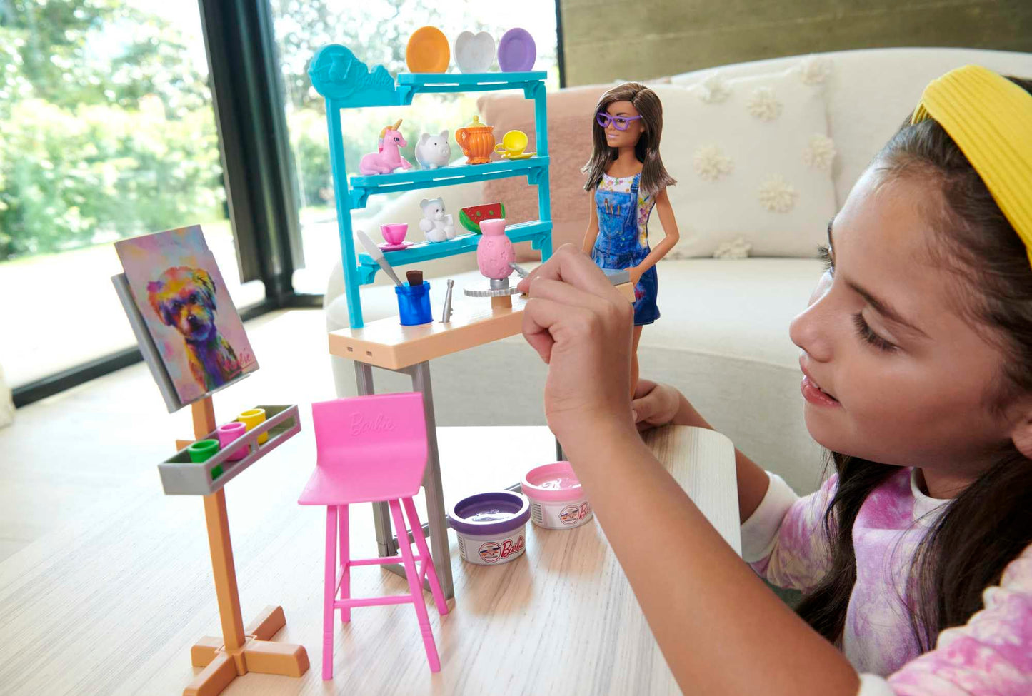 Barbie Relax And Create Atelier - Playset con Bambola e Plastilina per Vasi e Pittura - 25+ Accessori - Alta 29 cm - Regalo per Bambini 3-7 Anni, HCM85