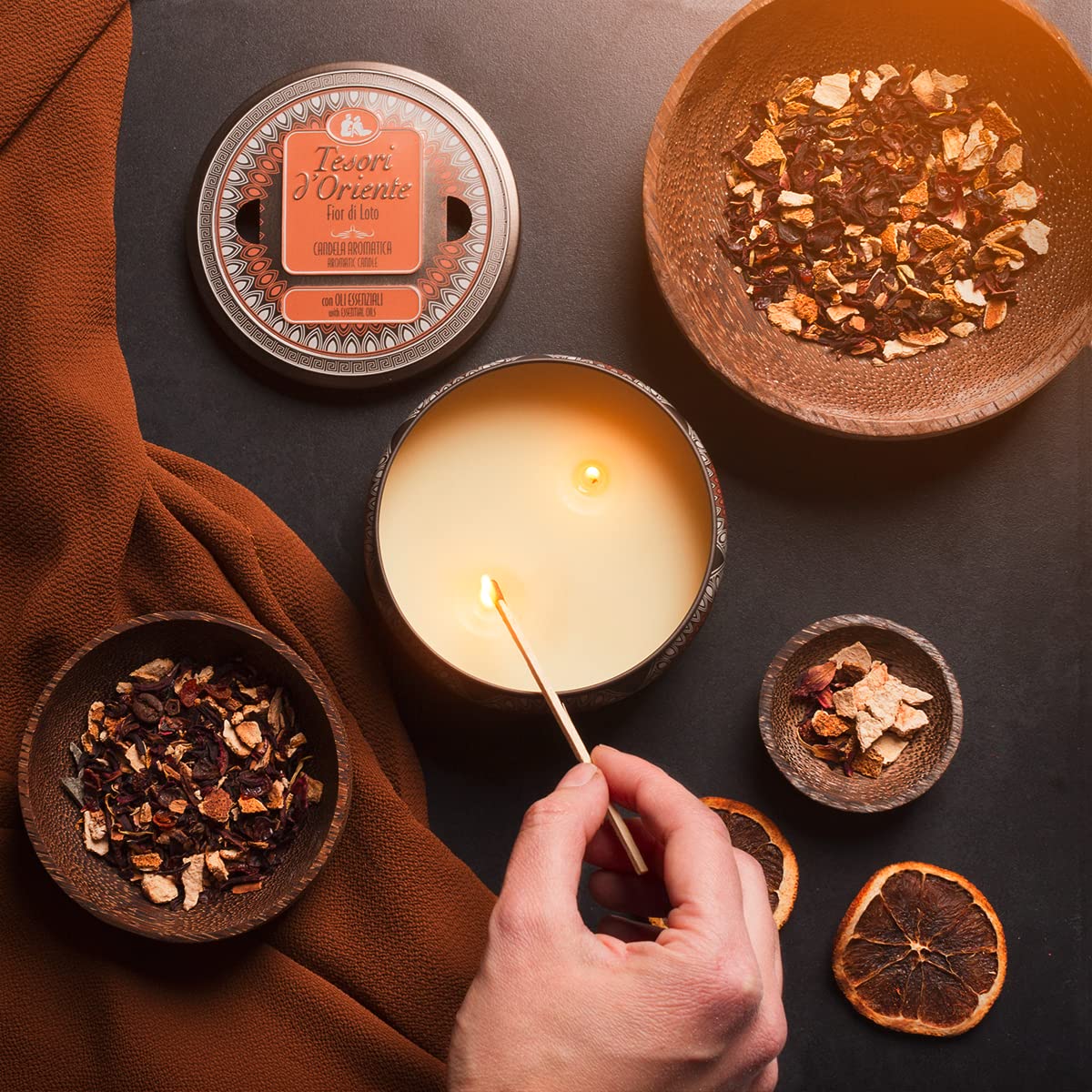 Tesori d'Oriente - Candela Profumata Fior di Loto, dalle Note Dolci e Fiorite, con Cere di Alta Qualità e Oli Essenziali, 2 Stoppini, 200gr