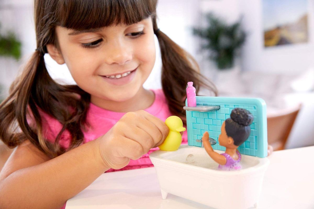 Barbie Bambola Skipper con Vasca da Bagno, Bambina Che Muove Le Braccia e Accessori