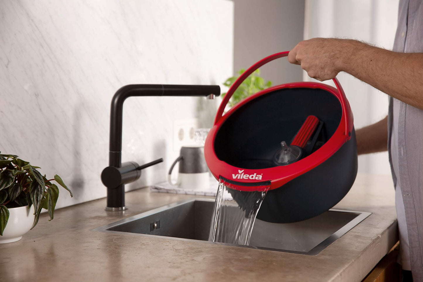 Vileda Spin & Clean, Lavapavimenti Con Sistema di Strizzatura Manuale attivabile attraverso il Manico, Set per la Pulizia dei Pavimenti con Secchio, Rullo pulente, Piastra, Panno 100% Microfibra