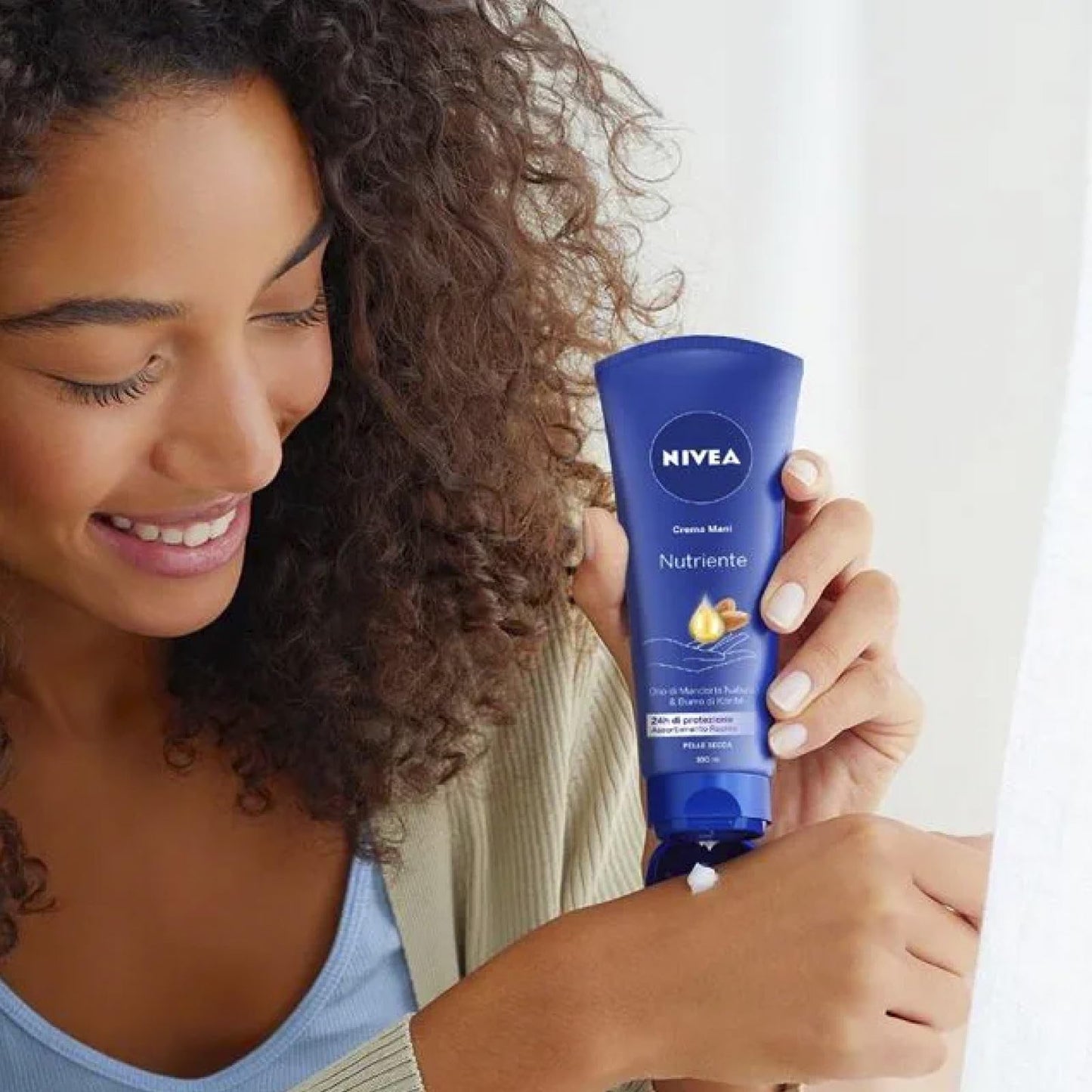 Nivea Crema Mani Nutriente Idratante con Olio di Mandorla e Burro di Karité per Pelle Secca Assorbimento Rapido - 4 Flaconi da 100ml