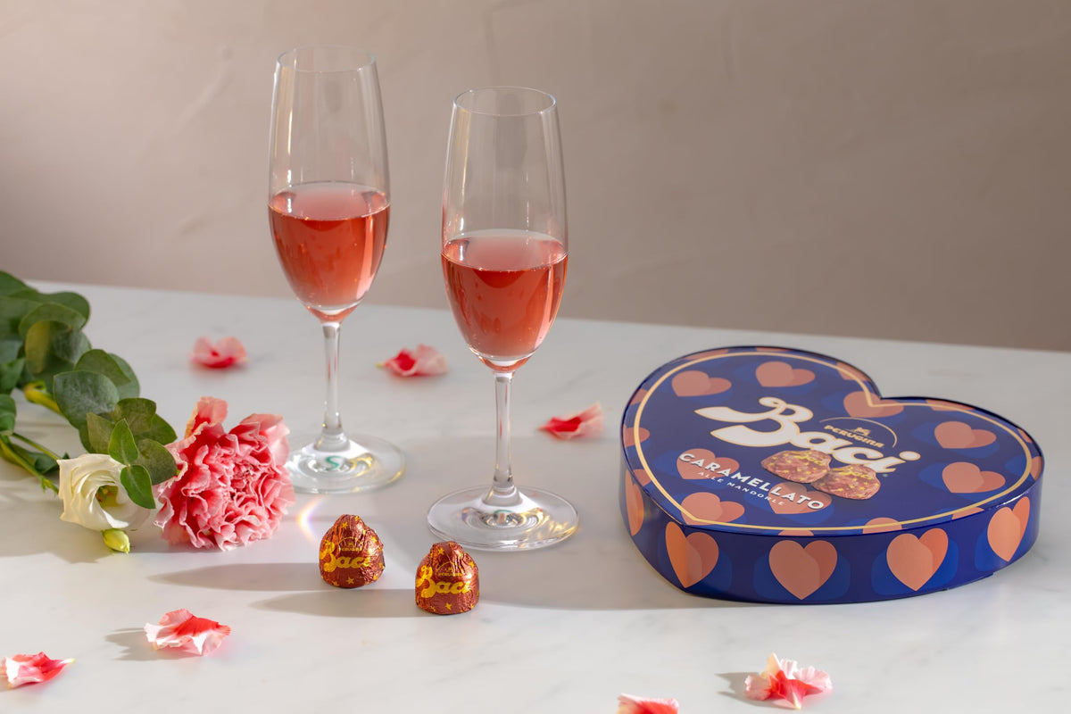BACI PERUGINA Caramellato alle Mandorle Cioccolatini Fondenti ripieni al Gianduia, Scatola Cuore San Valentino 100g