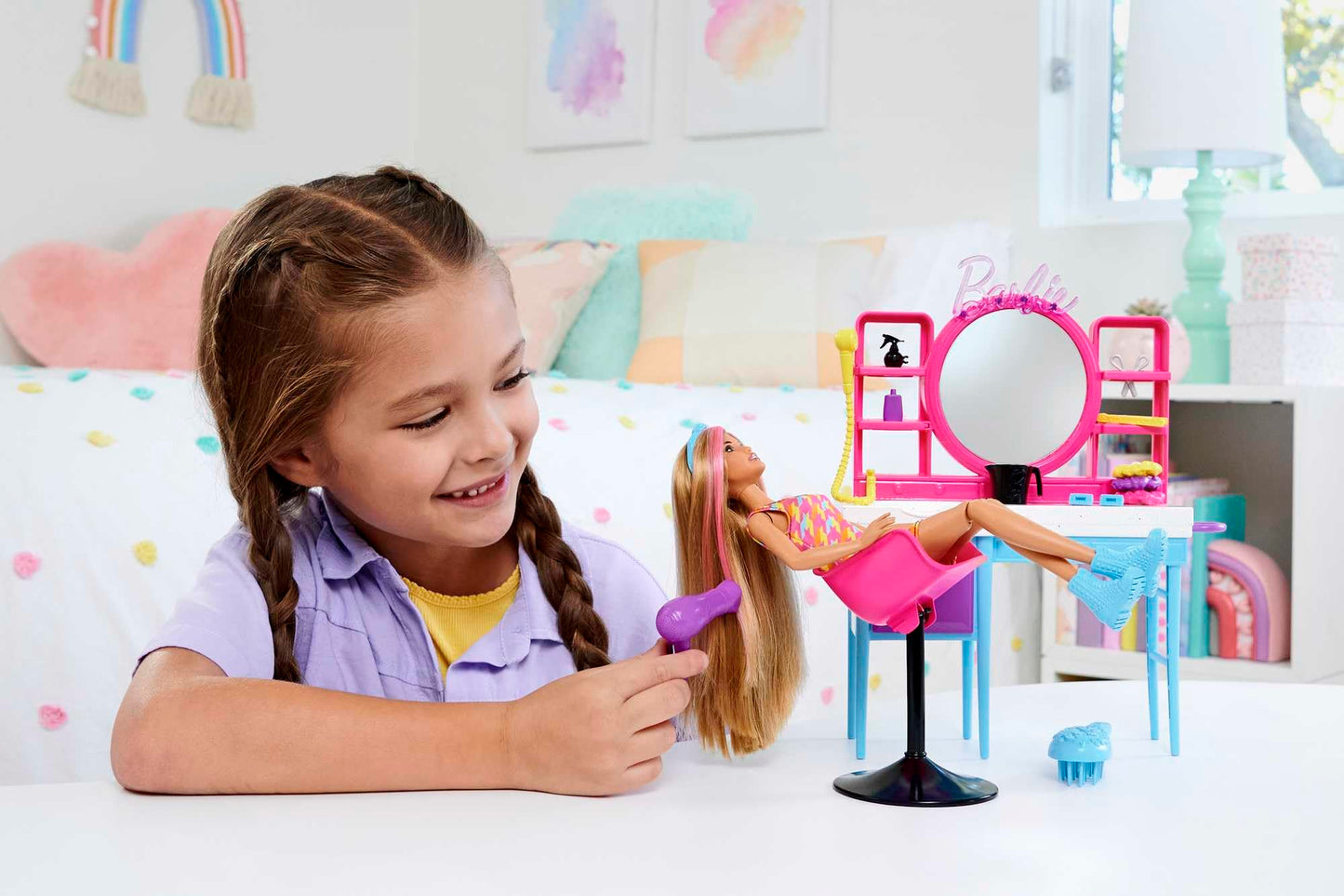 Barbie - Playset Salone di Bellezza Bambola Super Chioma, include 1 bambola con capelli lunghi cambia-colore, abito pied-de-poule e 15+ accessori per capelli, giocattolo per bambini, 3+ anni, HKV00
