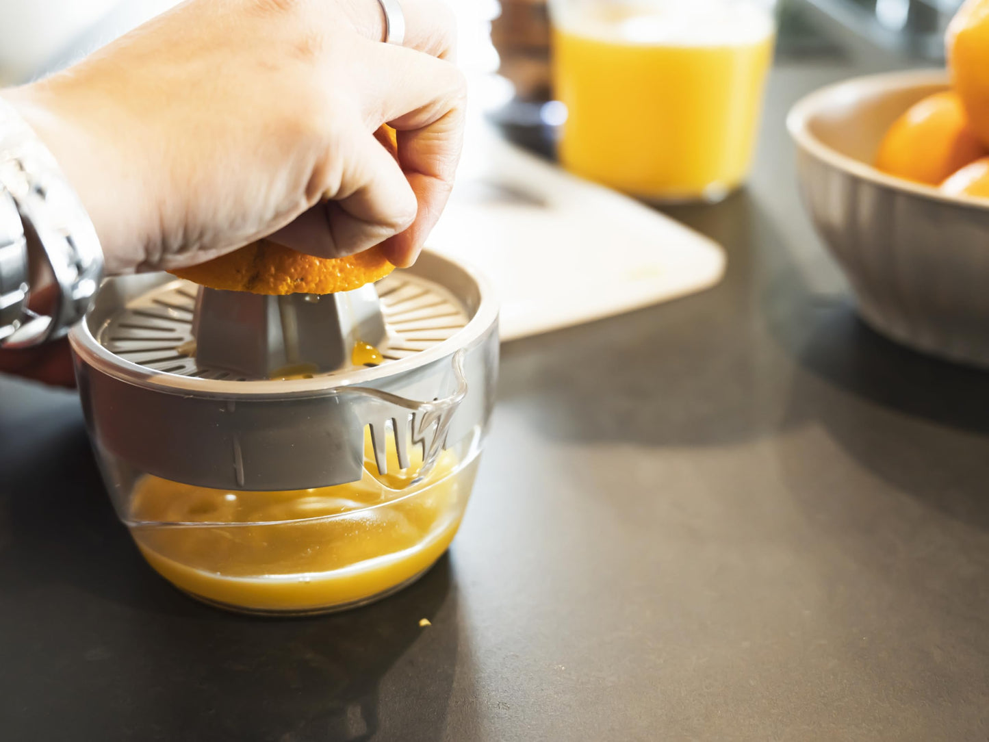 Ecoplast | Spremiagrumi Manuale in Plastica con Vaschetta da 0,6 Litri, Colore Ghiaccio, Made in Italy