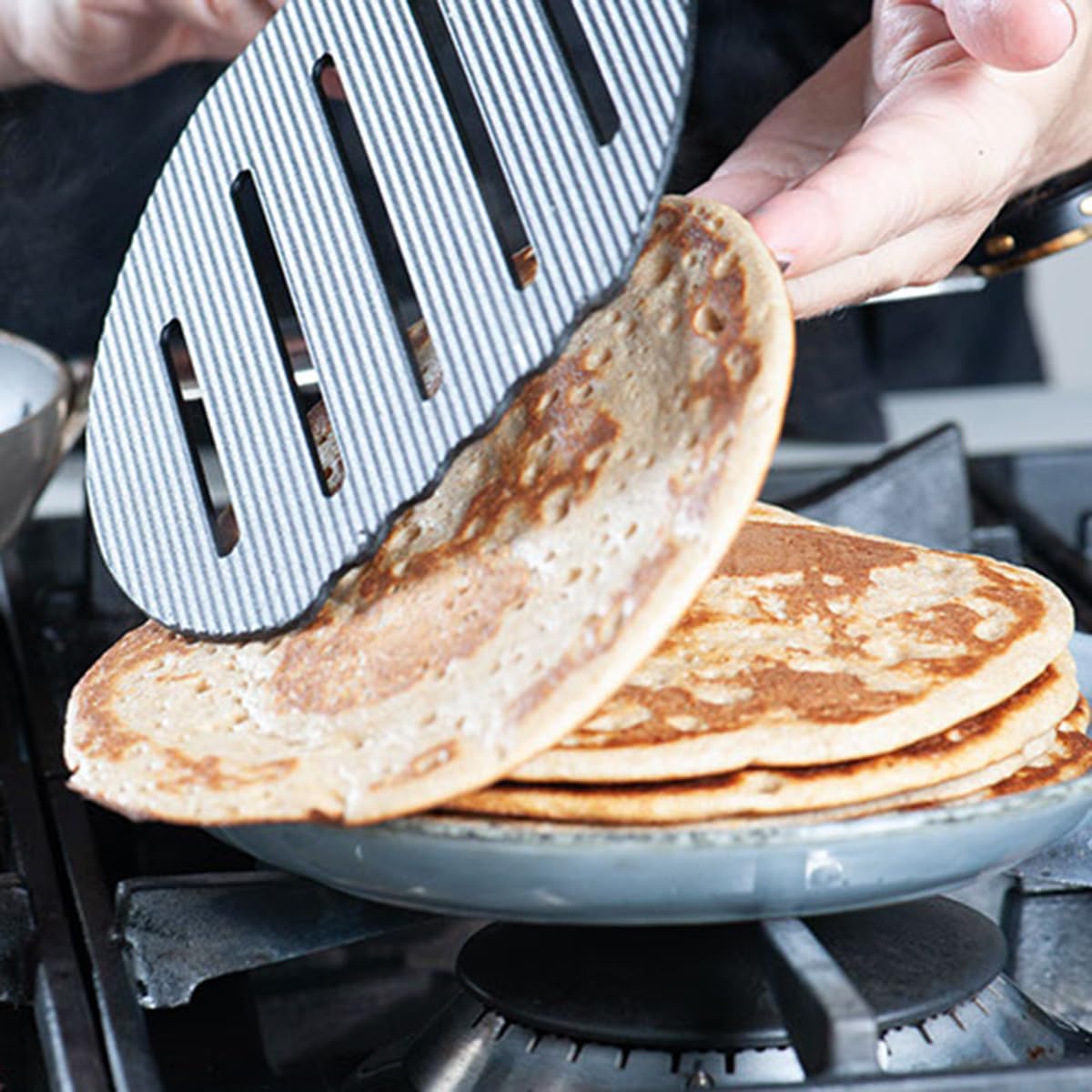 Fackelmann Spatola da cucina, paletta per frittate, uova, pancake, omelette, lavabile in lavastoviglie, materiale in nylon, fino a 220 °C, dimensioni 35 cm