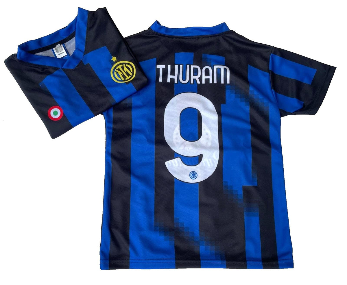 CALCIOGADGETS Maglia Thuram Inter Ufficiale 2023-24 Bambino Uomo Adulto Replica Autorizzata Home Marcus 9 (XL)