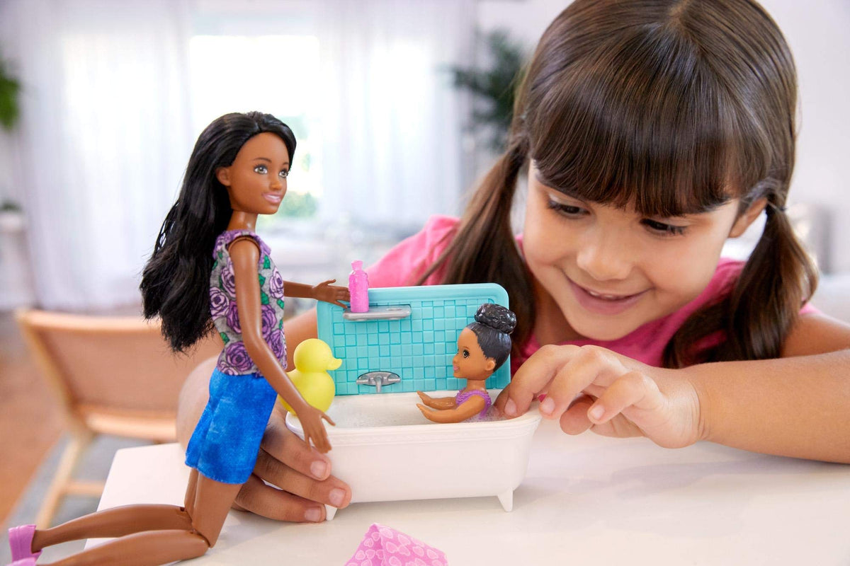 Barbie Bambola Skipper con Vasca da Bagno, Bambina Che Muove Le Braccia e Accessori