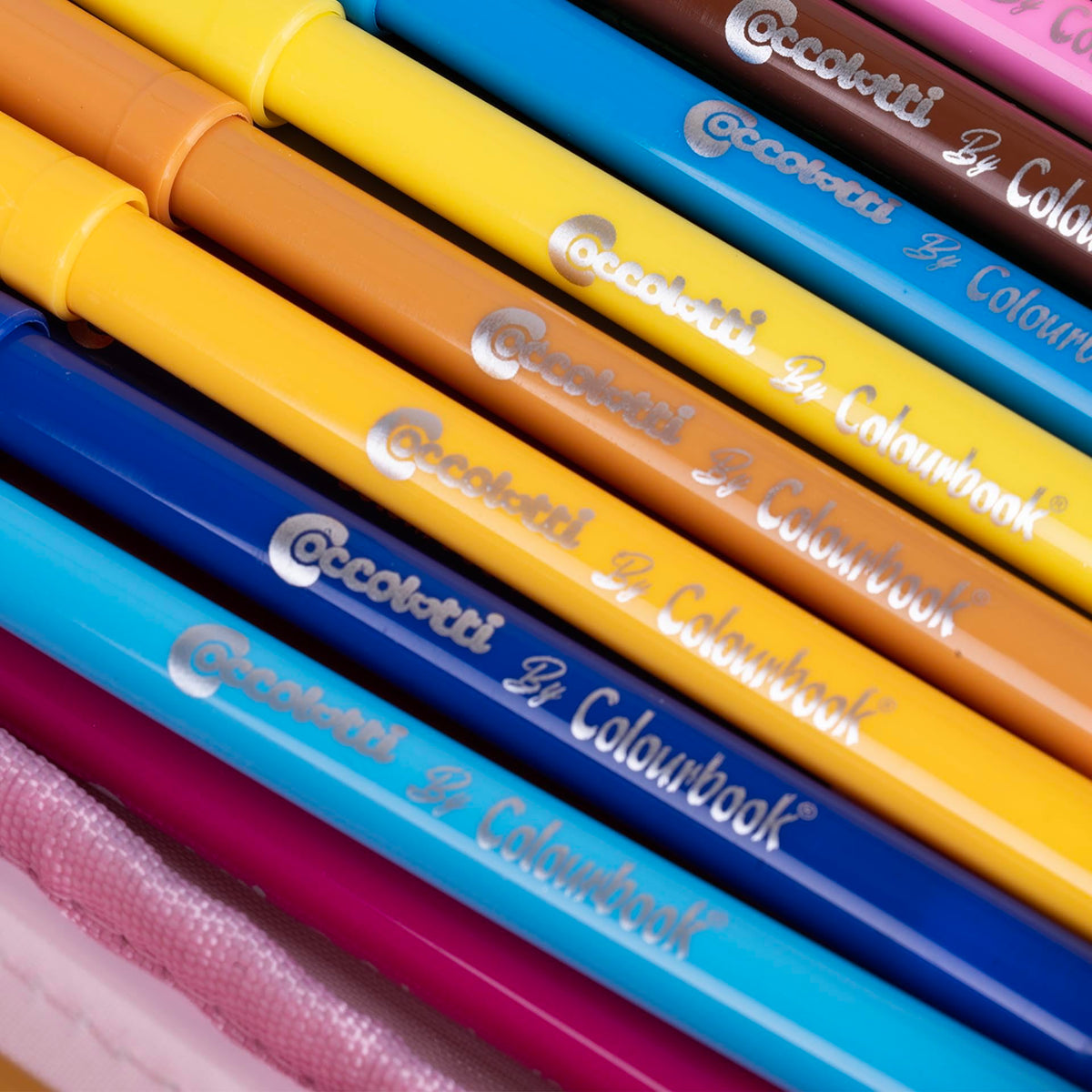 Colourbook - Astuccio 1 Zip Coccolotti, Organizzazione con Pattina Interna, Set Completo 30+ Pezzi