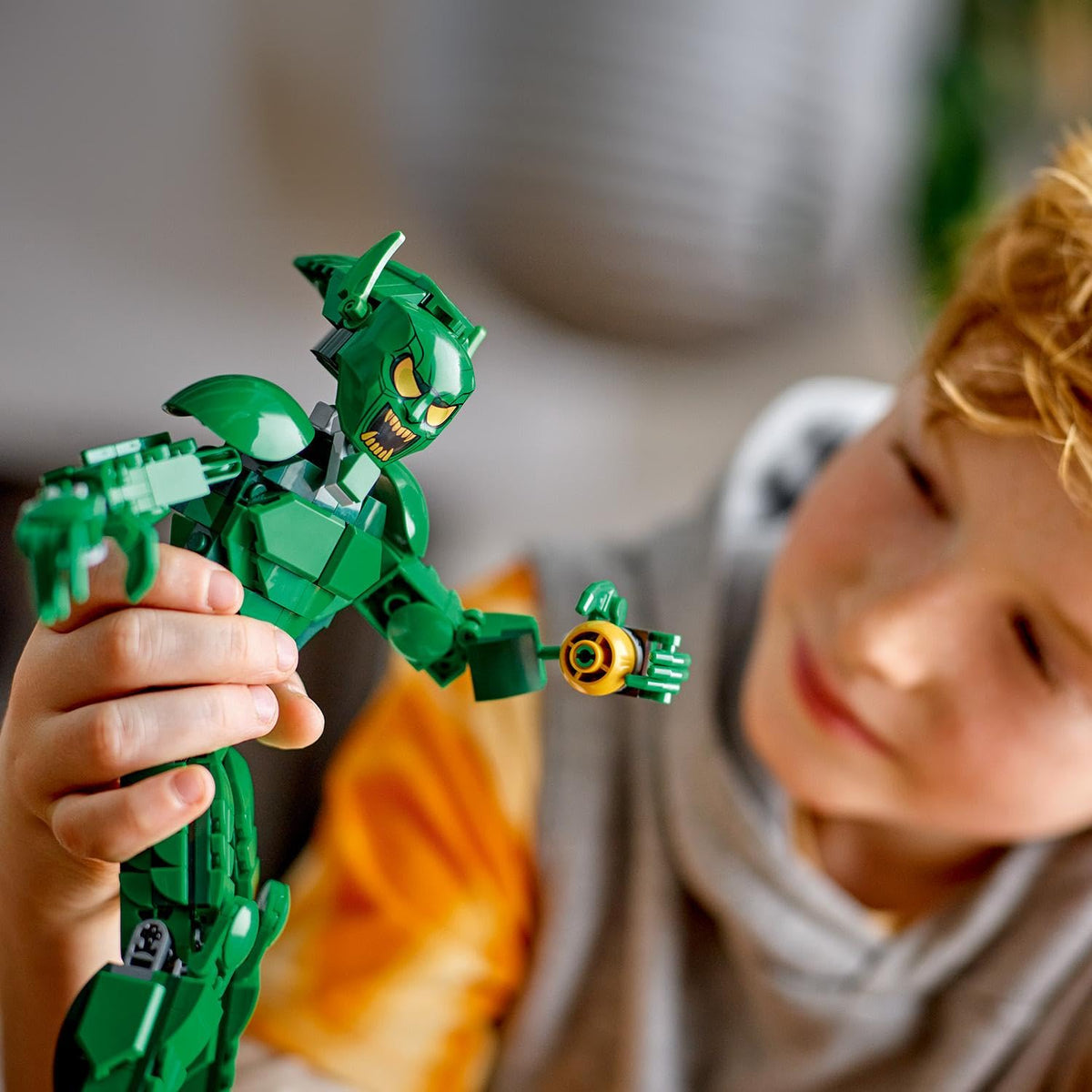 LEGO | Marvel Personaggio Costruibile di Goblin, Gioco d'Azione per Bambini e Bambine da 8 Anni, Action Figure del Nemico di Sider-Man con Arti Snodabili, Aliante e Bombe-Zucca, Idea Regalo 76284