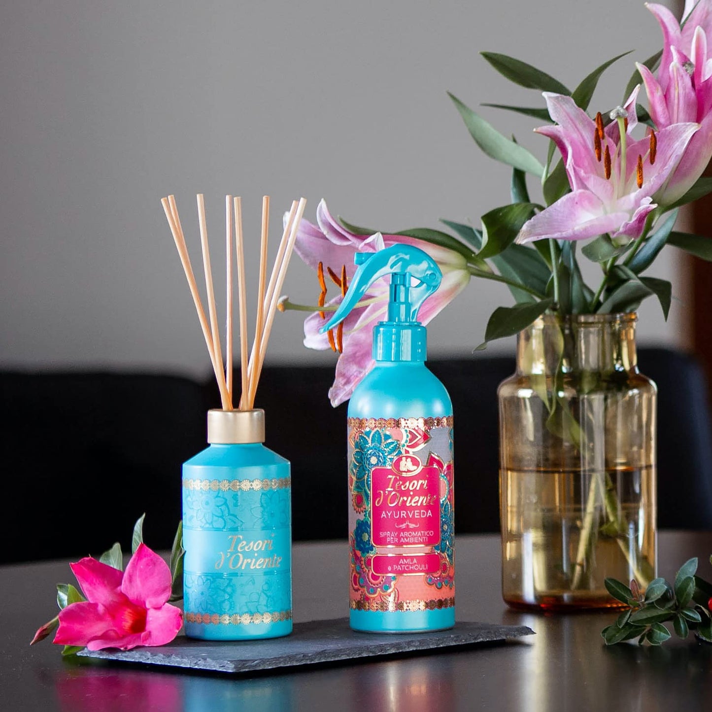 Tesori d'Oriente - Profumatore Casa Spray Ayurveda, dalle Note di Amla e Patchouli, Crea un’Atmosfera Raffinata e Accogliente con Poche Vaporizzazioni, 250 ml