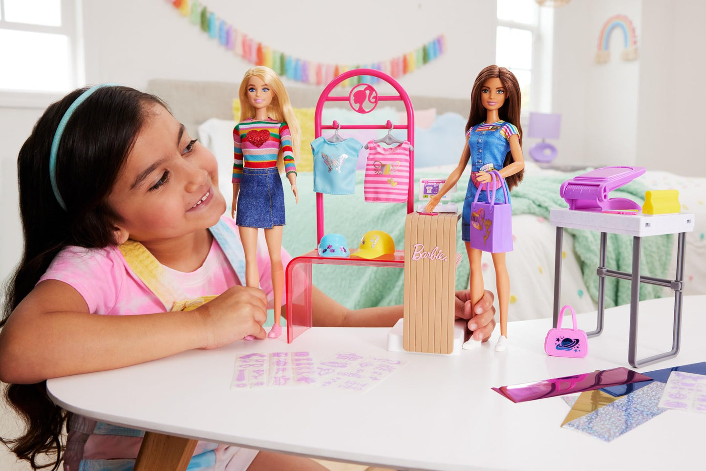 Barbie - Make & Sell Boutique, playset con Bambola e Accessori alla Moda Inclusi, espositore, Stampante e Adesivi per Creare 150+ Look Personalizzati, Giocattolo per Bambini, 5+ Anni, HKT78